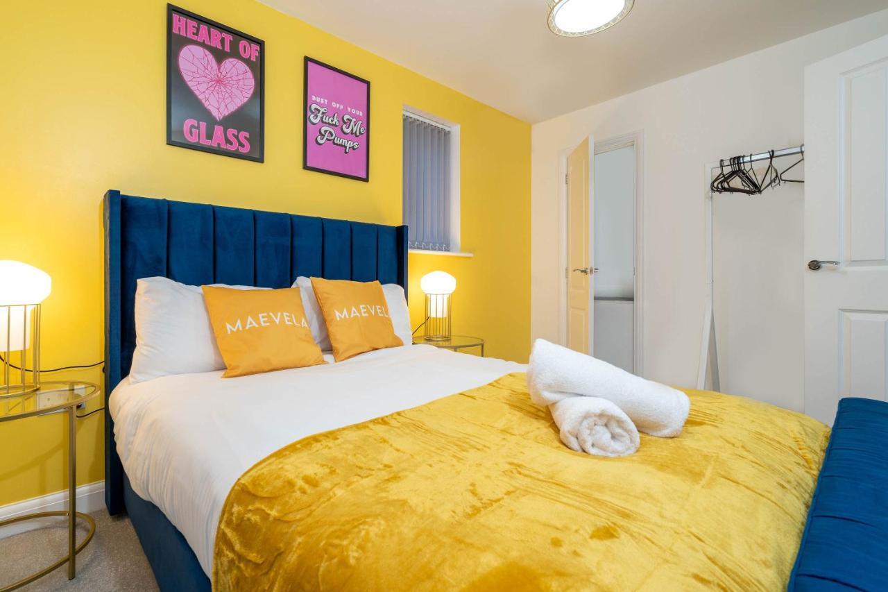Cosy Stylish 2 Bed House ✘ L Shape Sofa ☆ Free Parking, 2 Car Spaces → With 55 Inch Smart Tv, Free Netflix & Wifi - By Maevela