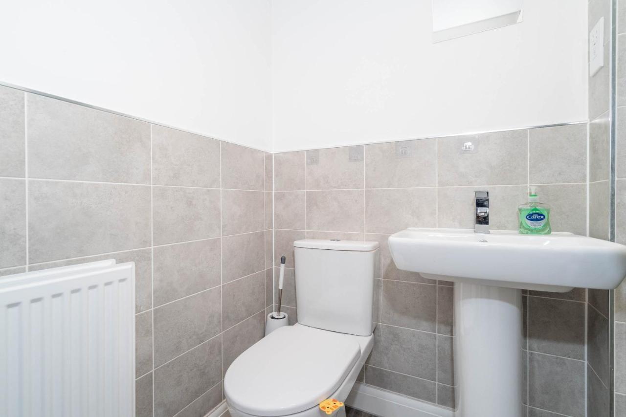 Cosy Stylish 2 Bed House ✘ L Shape Sofa ☆ Free Parking, 2 Car Spaces → With 55 Inch Smart Tv, Free Netflix & Wifi - By Maevela Holiday home *