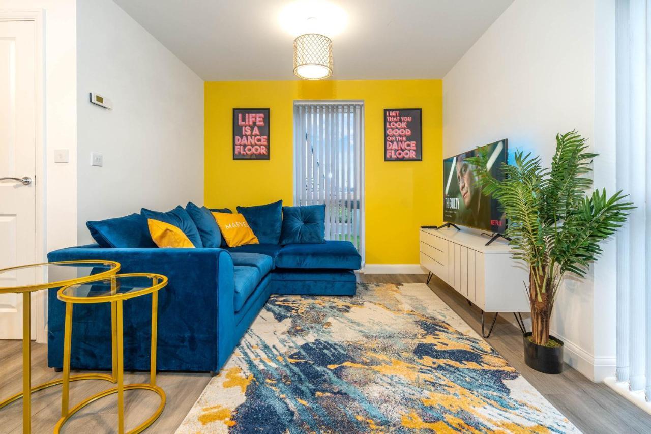Cosy Stylish 2 Bed House ✘ L Shape Sofa ☆ Free Parking, 2 Car Spaces → With 55 Inch Smart Tv, Free Netflix & Wifi - By Maevela Birmingham
