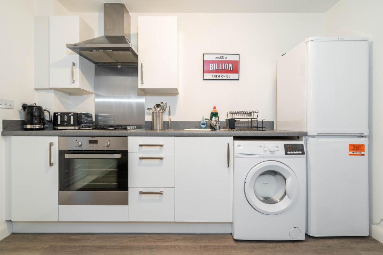 Cosy Stylish 2 Bed House ✘ L Shape Sofa ☆ Free Parking, 2 Car Spaces → With 55 Inch Smart Tv, Free Netflix & Wifi - By Maevela Birmingham