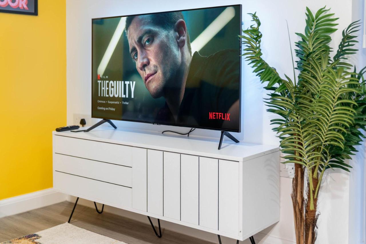 Cosy Stylish 2 Bed House ✘ L Shape Sofa ☆ Free Parking, 2 Car Spaces → With 55 Inch Smart Tv, Free Netflix & Wifi - By Maevela Birmingham