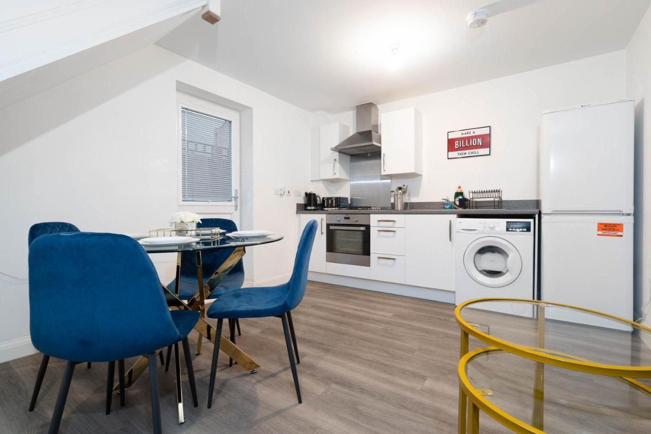 Cosy Stylish 2 Bed House ✘ L Shape Sofa ☆ Free Parking, 2 Car Spaces → With 55 Inch Smart Tv, Free Netflix & Wifi - By Maevela Holiday home Birmingham