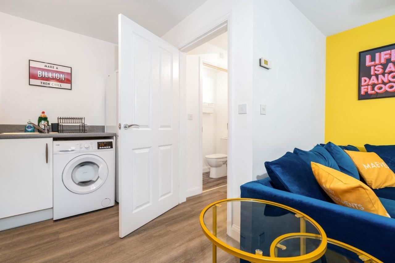 Cosy Stylish 2 Bed House ✘ L Shape Sofa ☆ Free Parking, 2 Car Spaces → With 55 Inch Smart Tv, Free Netflix & Wifi - By Maevela Birmingham