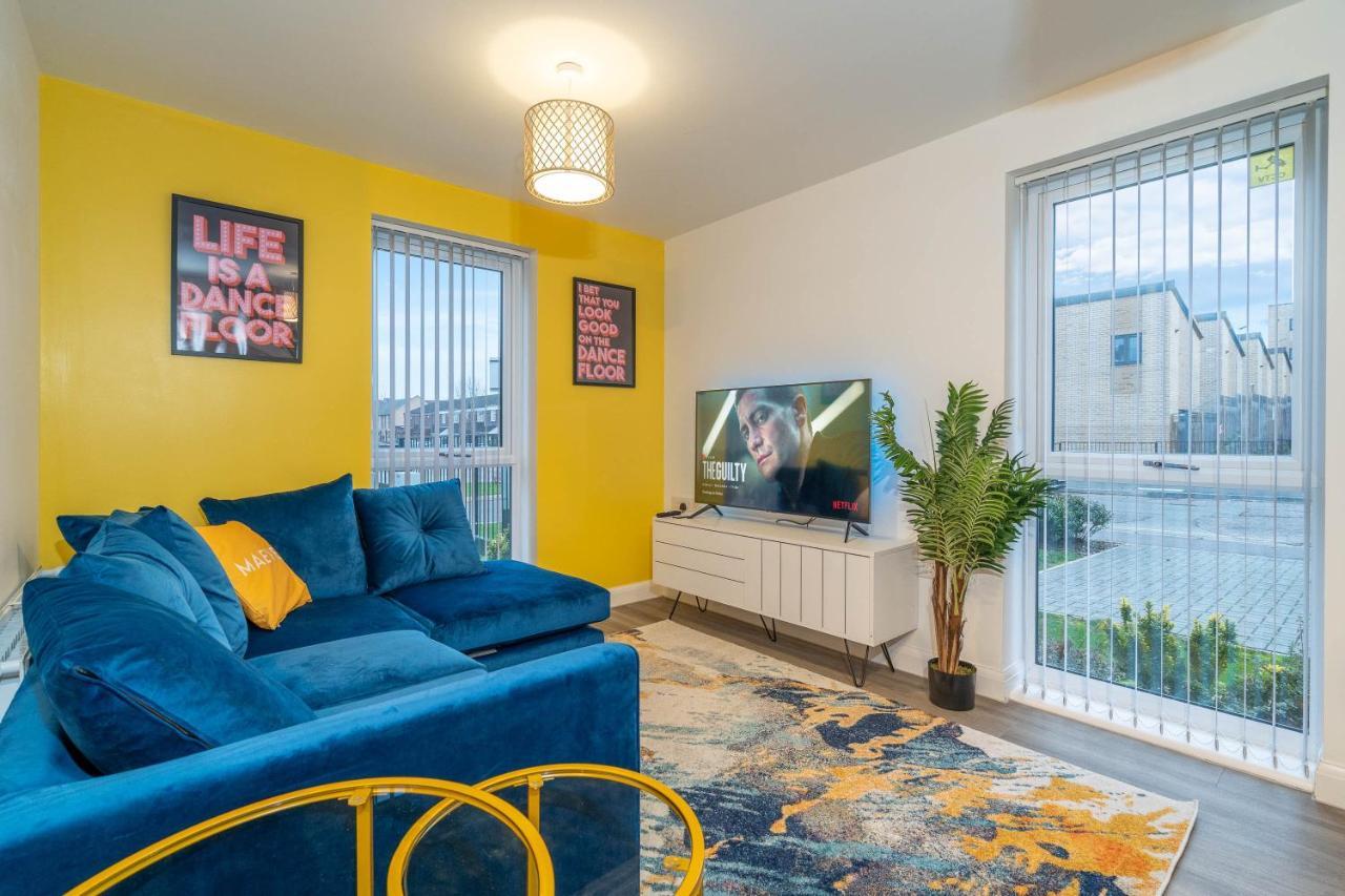 Cosy Stylish 2 Bed House ✘ L Shape Sofa ☆ Free Parking, 2 Car Spaces → With 55 Inch Smart Tv, Free Netflix & Wifi - By Maevela Holiday home Birmingham