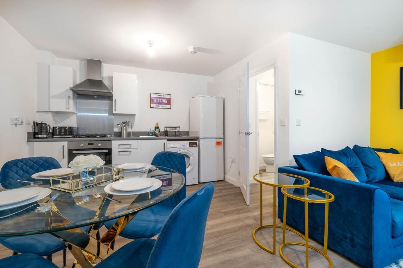 Cosy Stylish 2 Bed House ✘ L Shape Sofa ☆ Free Parking, 2 Car Spaces → With 55 Inch Smart Tv, Free Netflix & Wifi - By Maevela Holiday home Birmingham