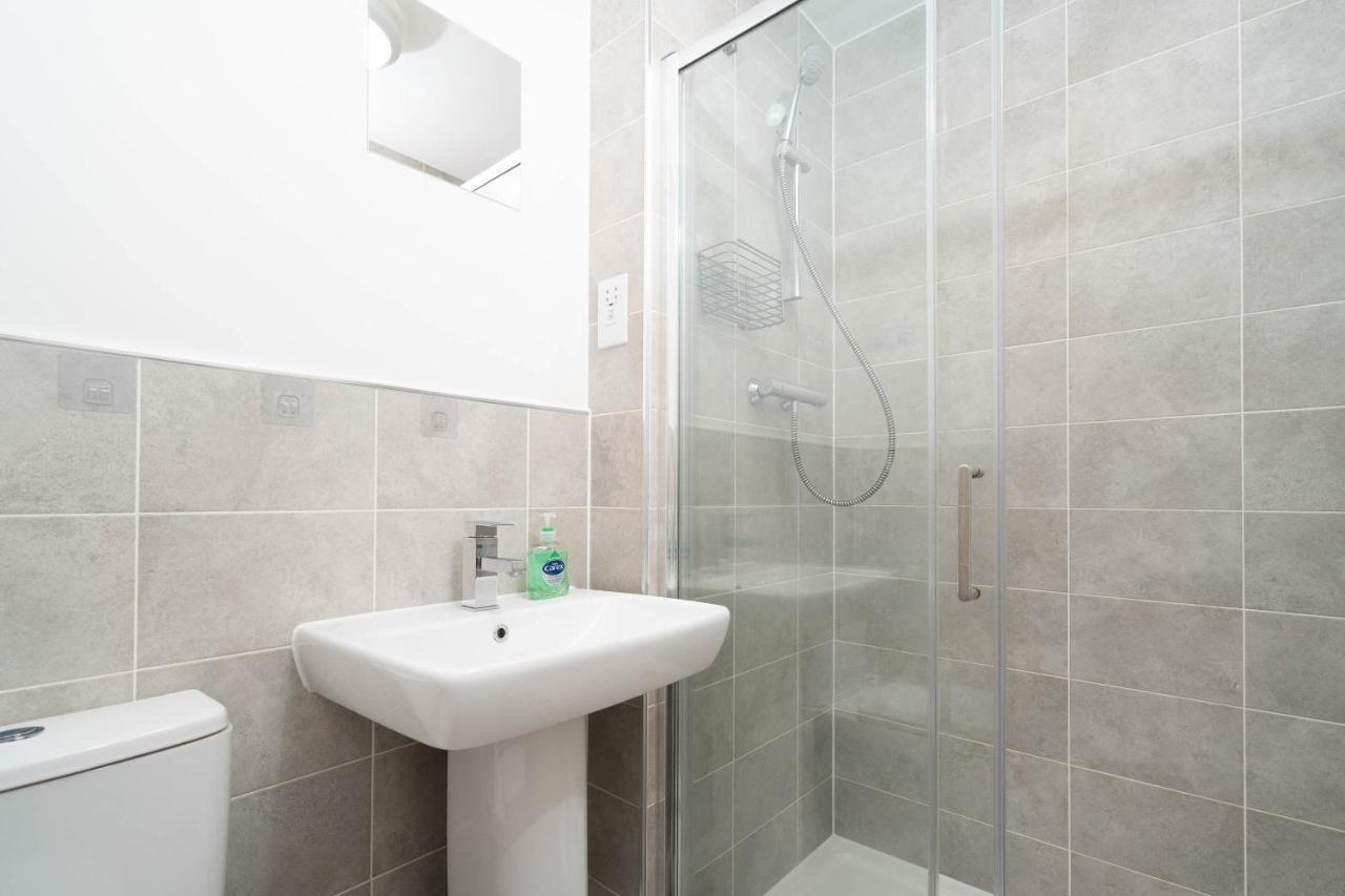Cosy Stylish 2 Bed House ✘ L Shape Sofa ☆ Free Parking, 2 Car Spaces → With 55 Inch Smart Tv, Free Netflix & Wifi - By Maevela *