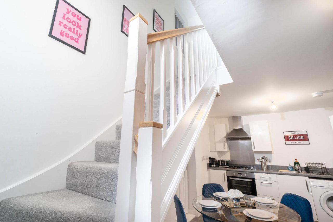 Holiday home Cosy Stylish 2 Bed House ✘ L Shape Sofa ☆ Free Parking, 2 Car Spaces → With 55 Inch Smart Tv, Free Netflix & Wifi - By Maevela *