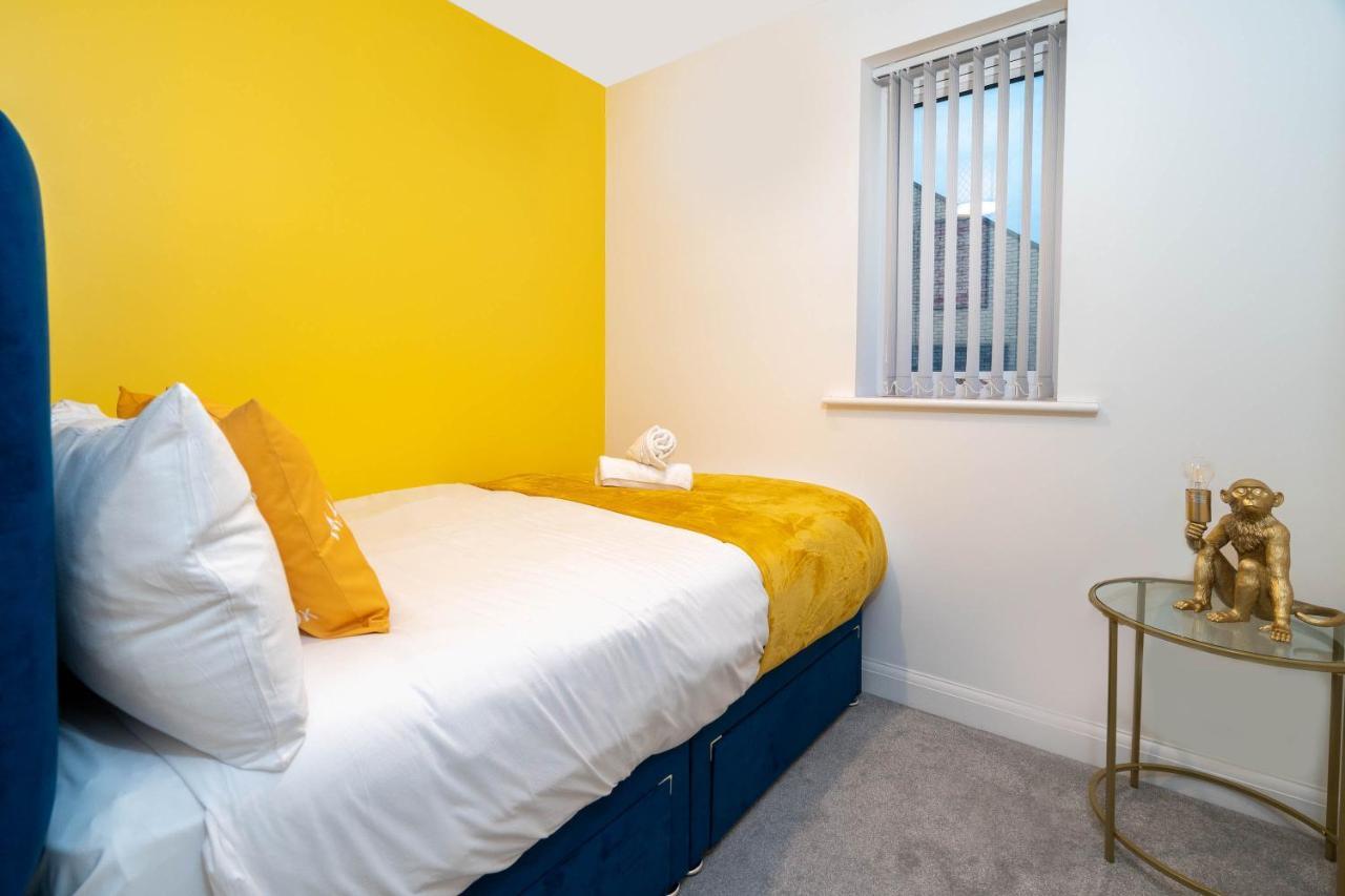 Cosy Stylish 2 Bed House ✘ L Shape Sofa ☆ Free Parking, 2 Car Spaces → With 55 Inch Smart Tv, Free Netflix & Wifi - By Maevela
