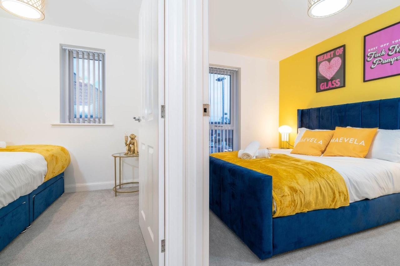Cosy Stylish 2 Bed House ✘ L Shape Sofa ☆ Free Parking, 2 Car Spaces → With 55 Inch Smart Tv, Free Netflix & Wifi - By Maevela *