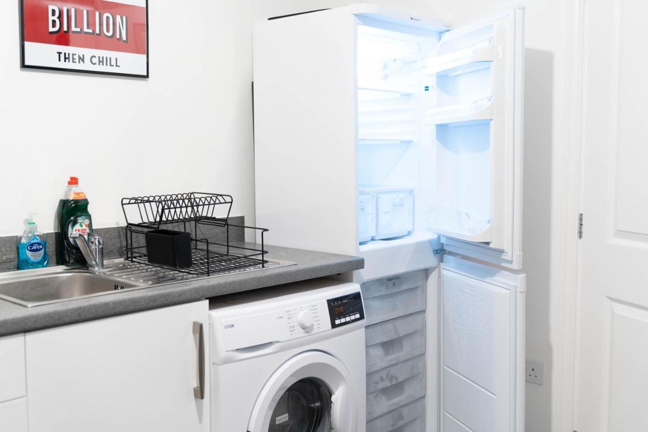 Cosy Stylish 2 Bed House ✘ L Shape Sofa ☆ Free Parking, 2 Car Spaces → With 55 Inch Smart Tv, Free Netflix & Wifi - By Maevela Holiday home Birmingham
