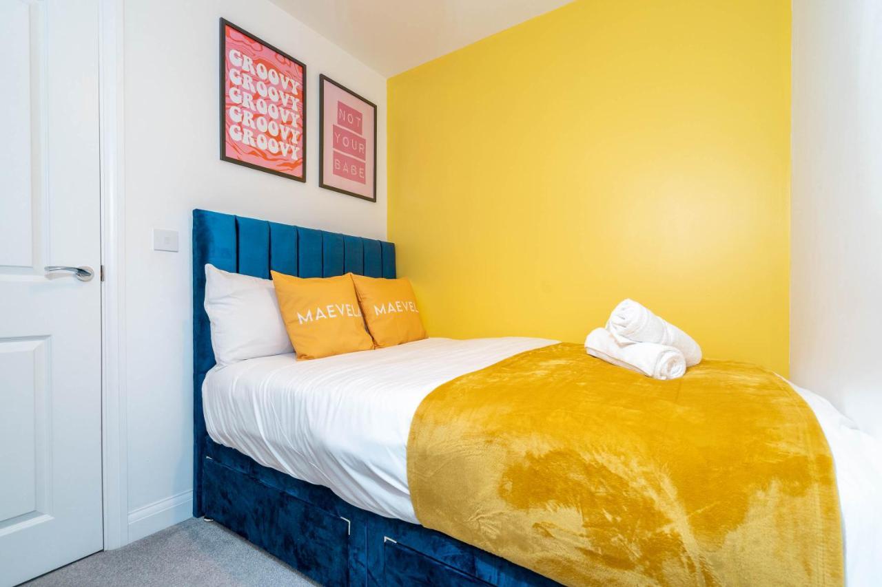 Cosy Stylish 2 Bed House ✘ L Shape Sofa ☆ Free Parking, 2 Car Spaces → With 55 Inch Smart Tv, Free Netflix & Wifi - By Maevela Holiday home Birmingham