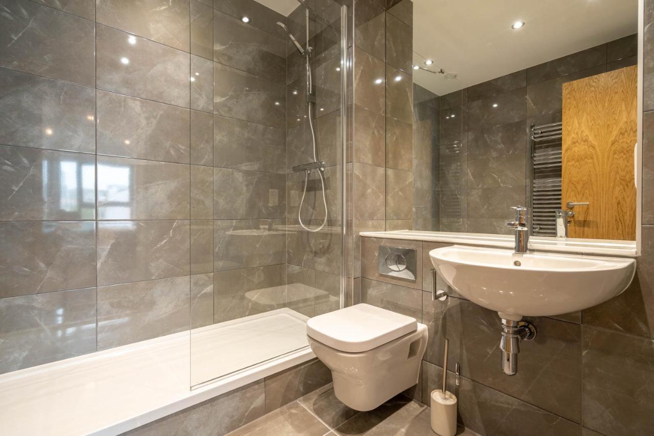 Apartment New Build ☆ Luxury Teal 2 Bed, 2 Bath Apartment - 5 Min Walk From Bullring/Cube/Mailbox/New Street Station *