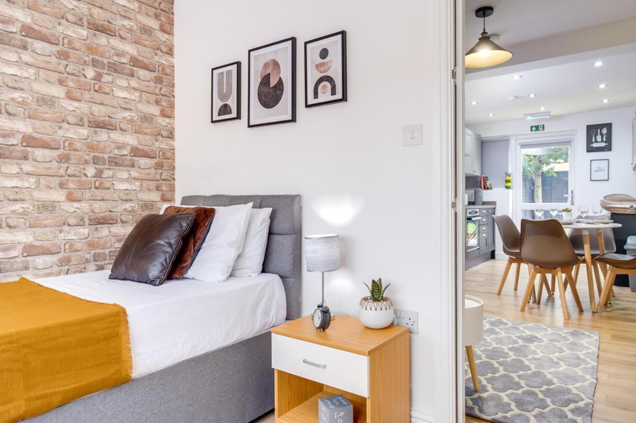 Night Stay - Alpha House (Adults Only) Holiday home *