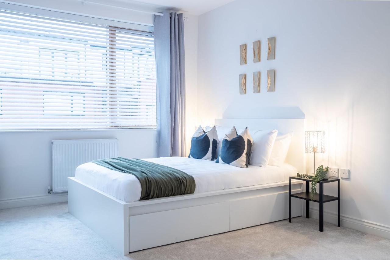 Holiday home Four Bedroom Modern With Balcony & Free Parking