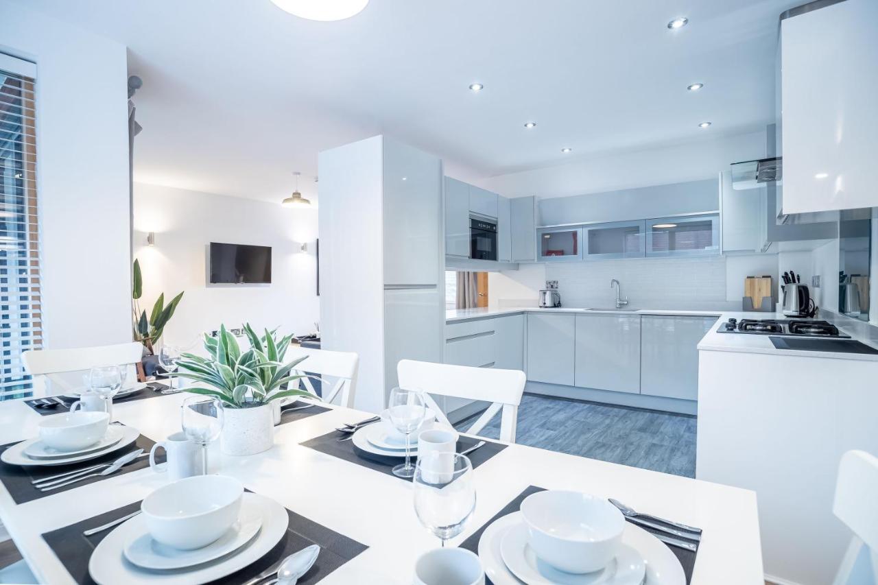 Four Bedroom Modern With Balcony & Free Parking Birmingham