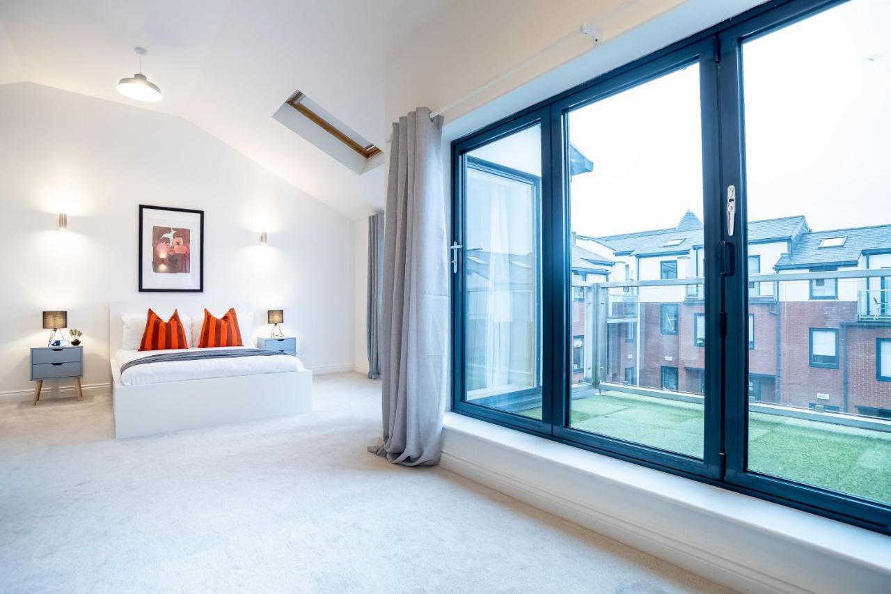 Four Bedroom Modern With Balcony & Free Parking Holiday home