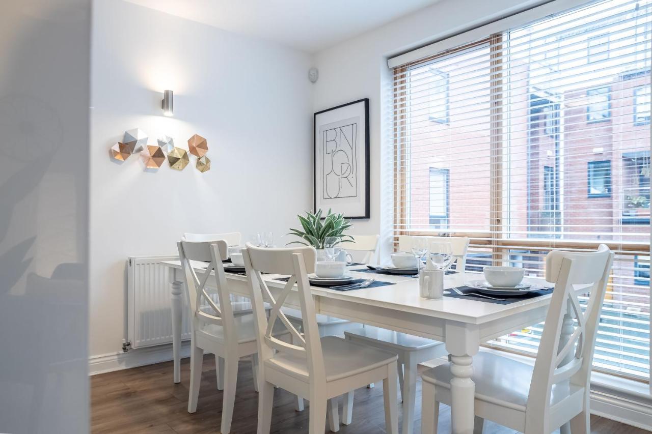 Four Bedroom Modern With Balcony & Free Parking Holiday home