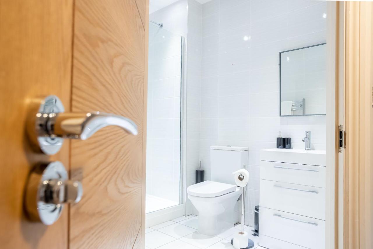 Four Bedroom Modern With Balcony & Free Parking Holiday home *