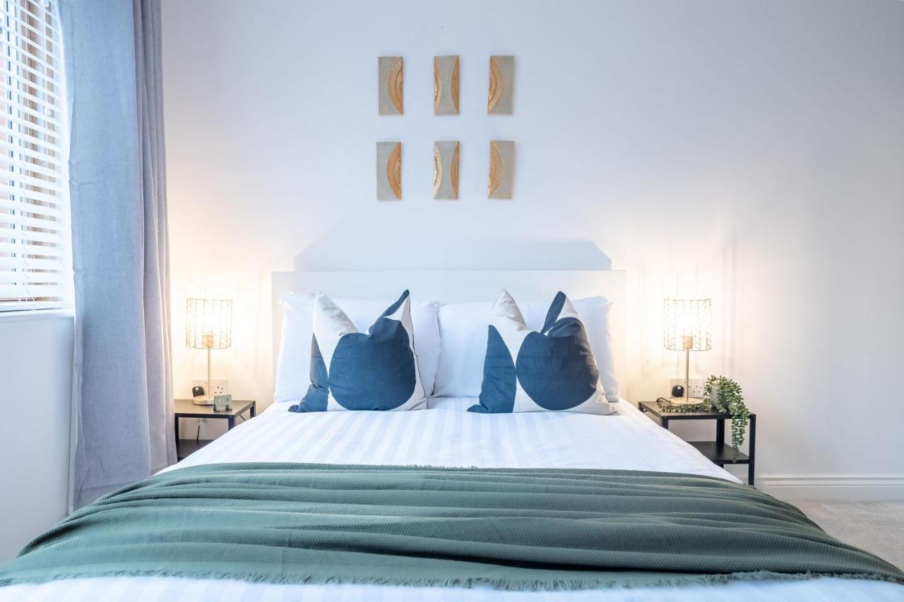 Four Bedroom Modern With Balcony & Free Parking Holiday home *