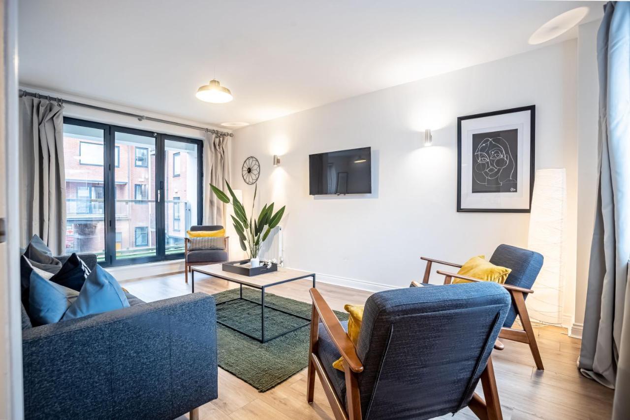 Four Bedroom Modern With Balcony & Free Parking Holiday home Birmingham