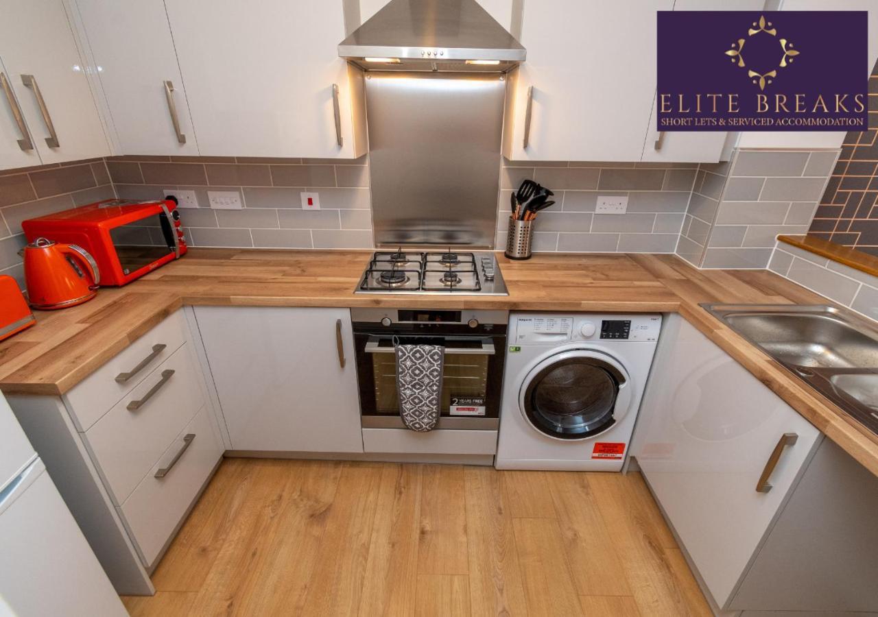 Central 4 Bed House By Elite Breaks Serviced With Free Parking Sleeps Upto 8