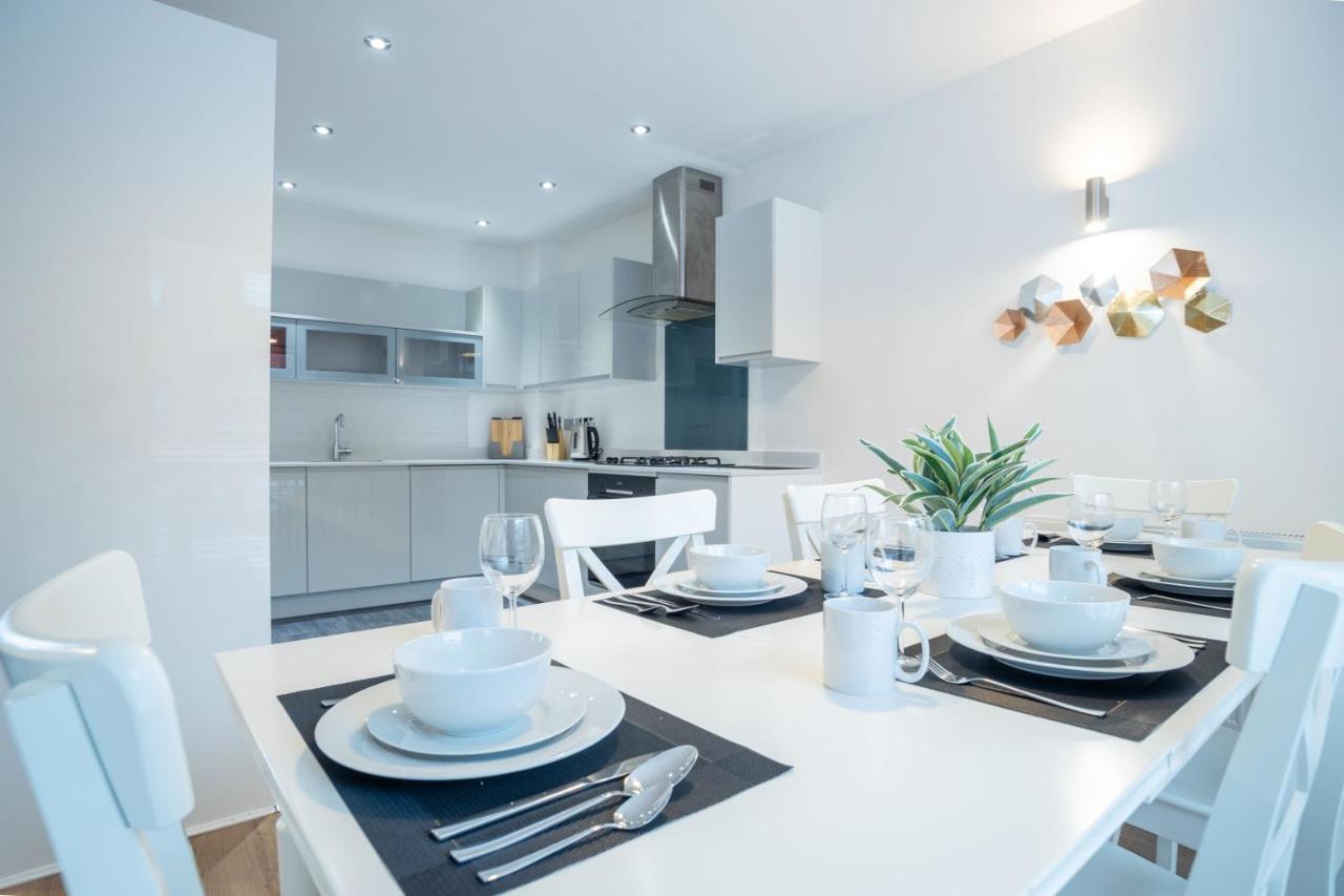 Four Bedroom Modern With Balcony & Free Parking Holiday home *