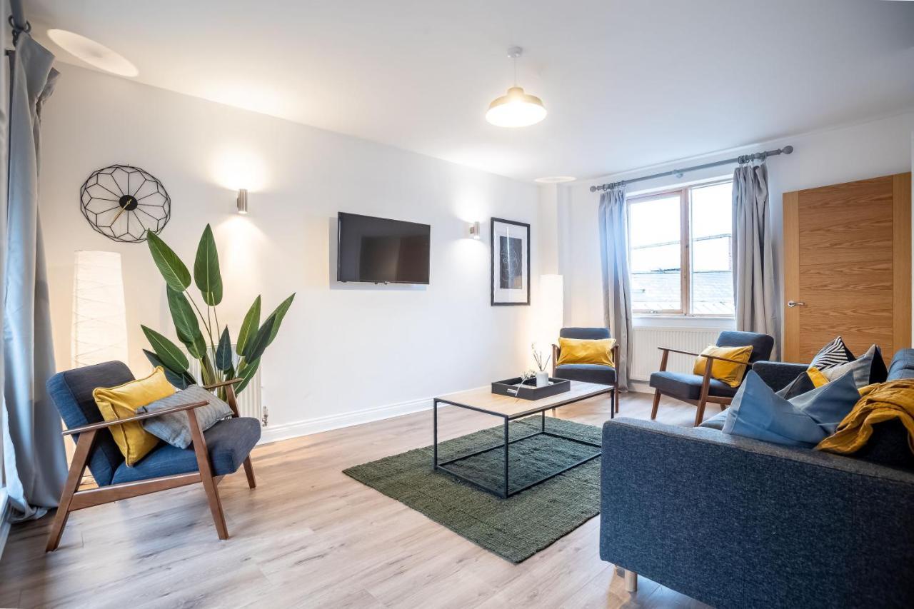 Four Bedroom Modern With Balcony & Free Parking * Birmingham