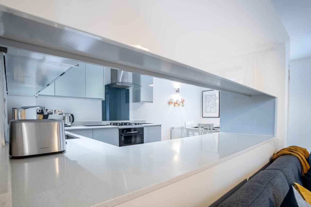 Four Bedroom Modern With Balcony & Free Parking Birmingham