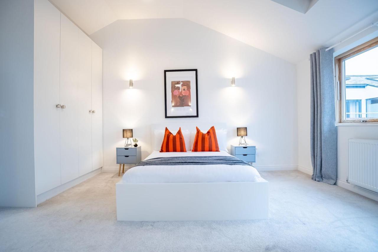 Four Bedroom Modern With Balcony & Free Parking