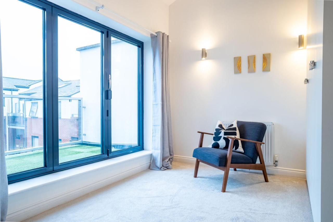 Holiday home Four Bedroom Modern With Balcony & Free Parking