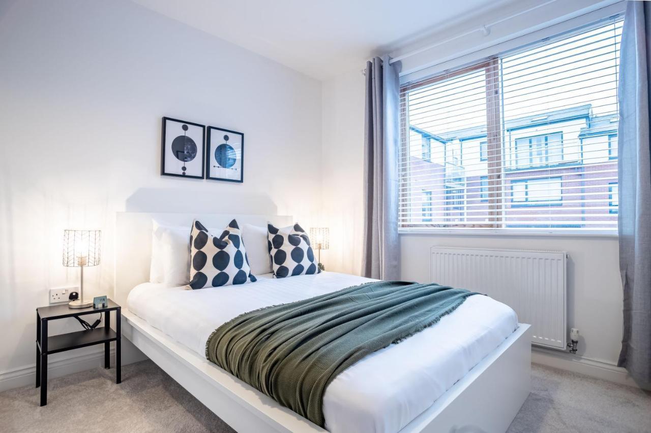 Holiday home Four Bedroom Modern With Balcony & Free Parking *