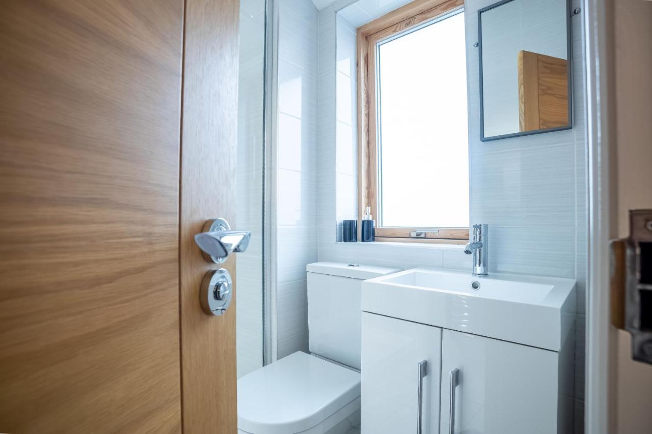Four Bedroom Modern With Balcony & Free Parking
