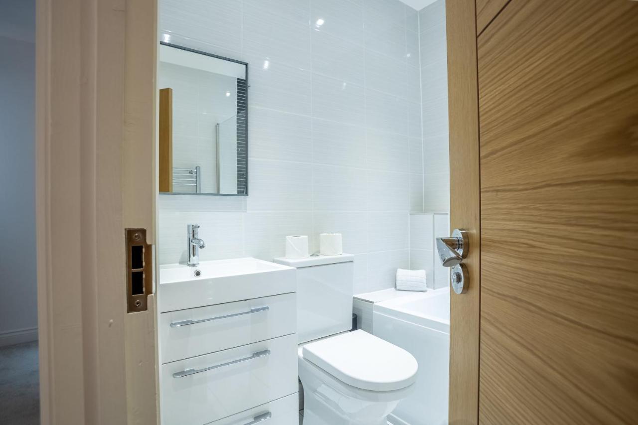 Holiday home Four Bedroom Modern With Balcony & Free Parking
