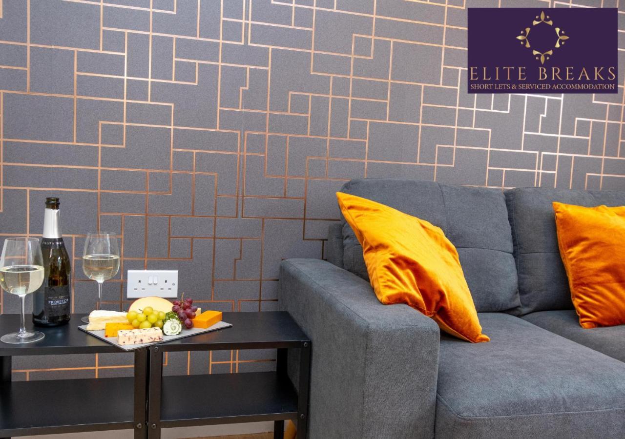 Central 4 Bed House By Elite Breaks Serviced With Free Parking Sleeps Upto 8 *