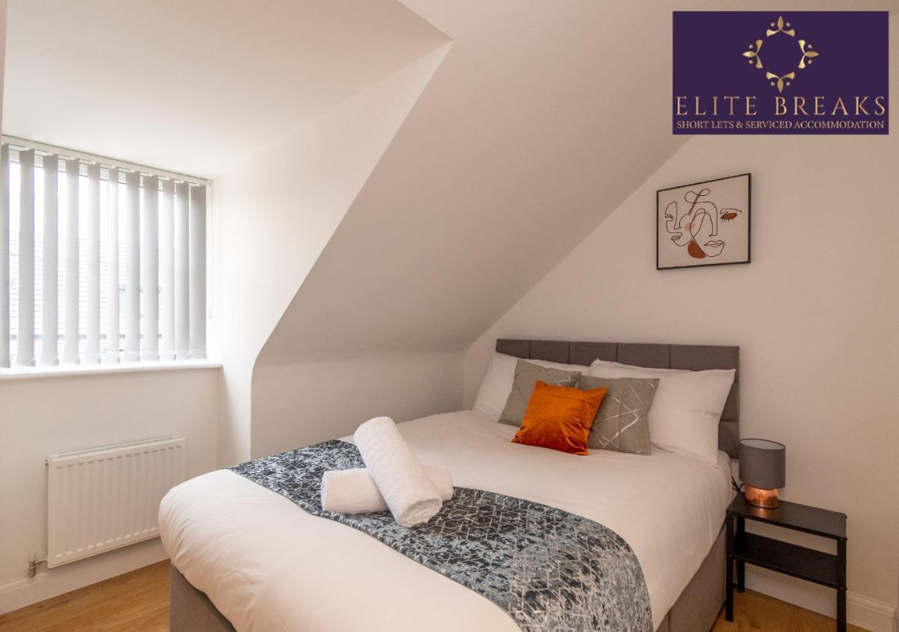Central 4 Bed House By Elite Breaks Serviced With Free Parking Sleeps Upto 8 *