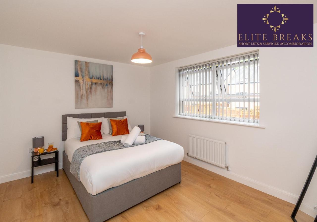Central 4 Bed House By Elite Breaks Serviced With Free Parking Sleeps Upto 8 Holiday home *