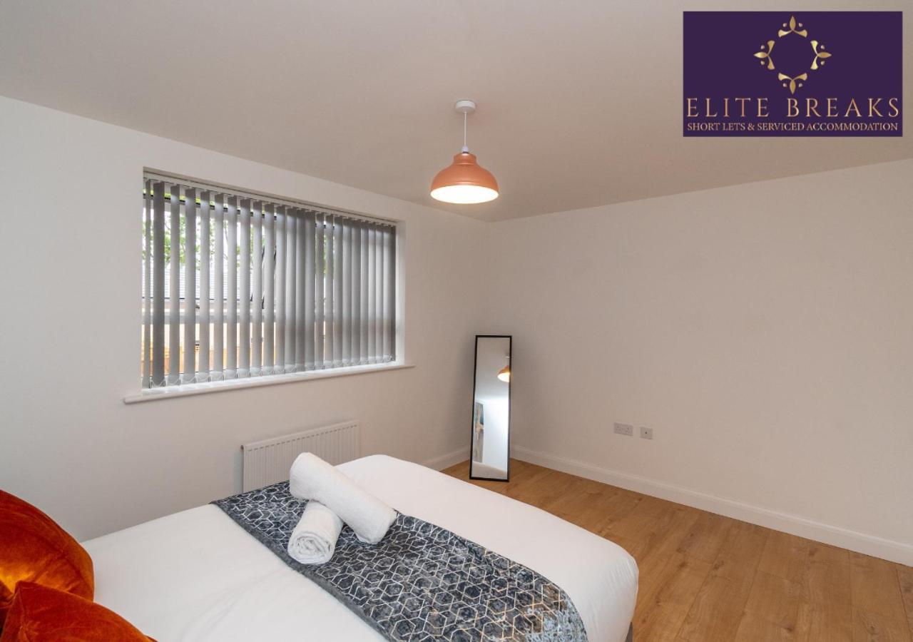 Central 4 Bed House By Elite Breaks Serviced With Free Parking Sleeps Upto 8 Holiday home