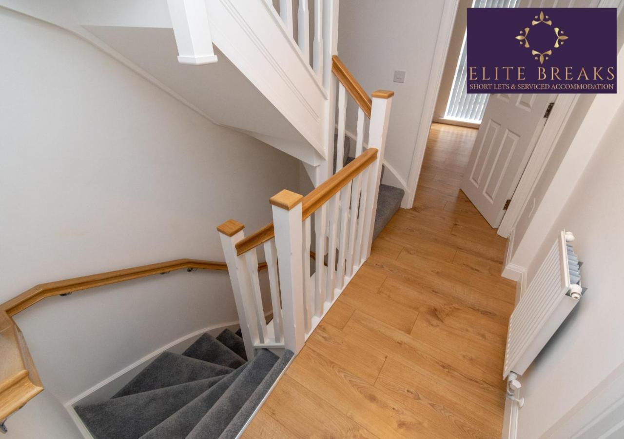Central 4 Bed House By Elite Breaks Serviced With Free Parking Sleeps Upto 8 Holiday home *