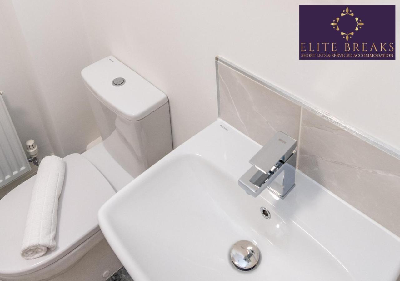 Central 4 Bed House By Elite Breaks Serviced With Free Parking Sleeps Upto 8 Holiday home *
