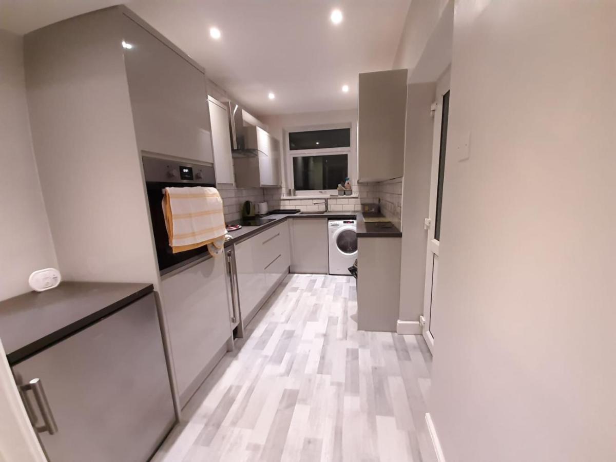 Beautiful Modern Three-bedroom Semi Detached House Holiday home Birmingham