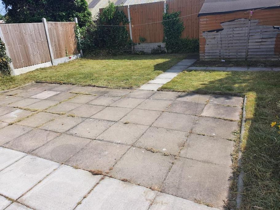 5 Bedroom House- 7 Beds - Separate Living Room- Wifi -garden- Parking