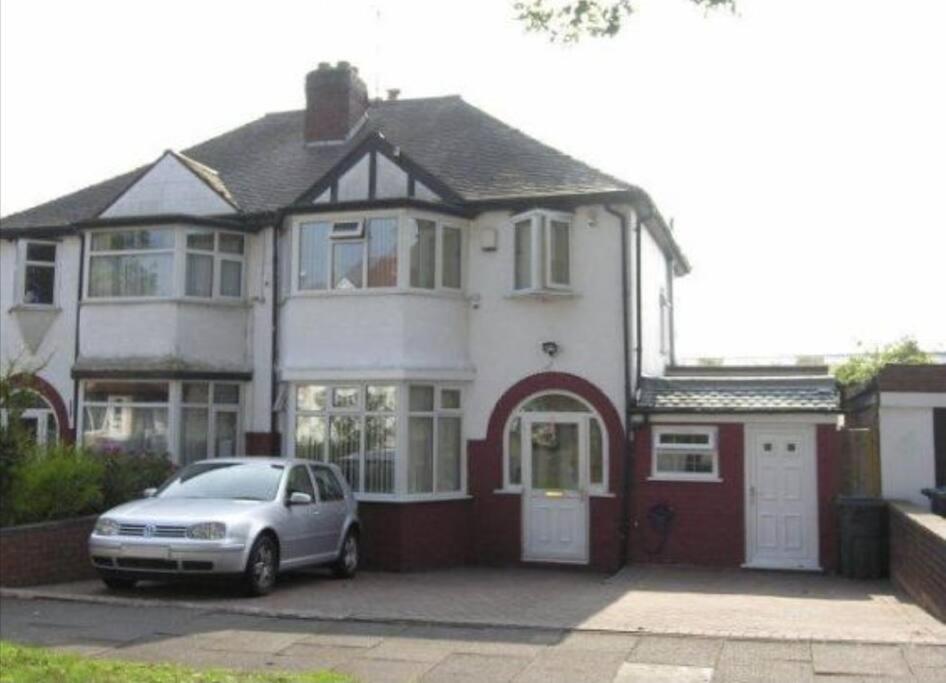 5 Bedroom House- 7 Beds - Separate Living Room- Wifi -garden- Parking Holiday home