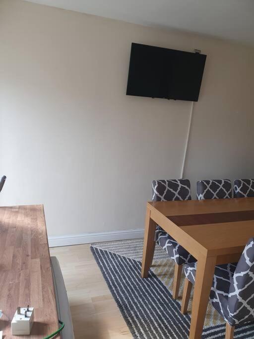 Holiday home 5 Bedroom House- 7 Beds - Separate Living Room- Wifi -garden- Parking Birmingham