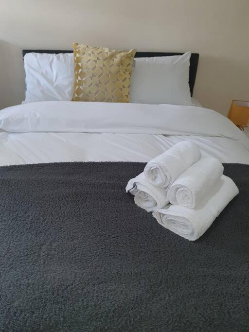 5 Bedroom House- 7 Beds - Separate Living Room- Wifi -garden- Parking Holiday home *