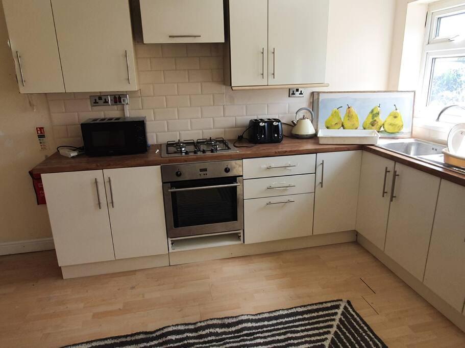 5 Bedroom House- 7 Beds - Separate Living Room- Wifi -garden- Parking *