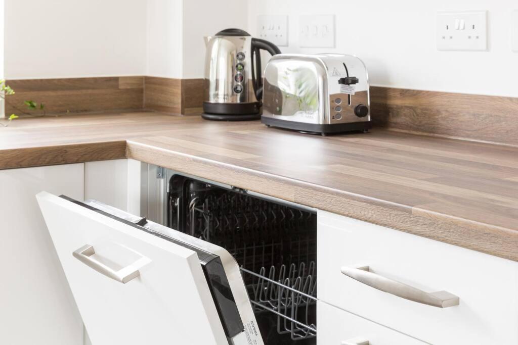 Sunlight Centre Flat With Free Parking Apartment