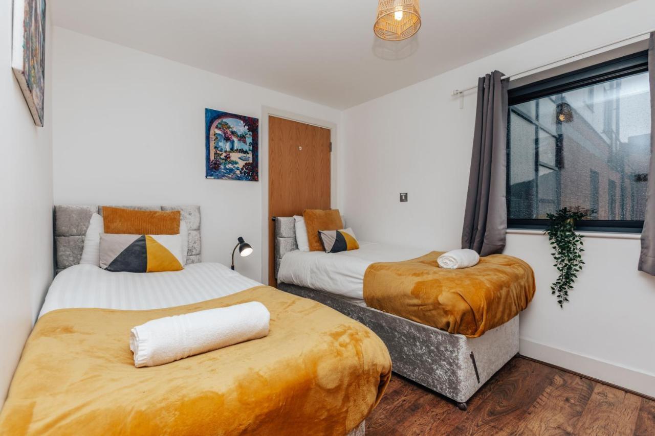 2 Bed, 4 Single Beds & Sofa Bed Contractor Friendly, Broad Street, Smart Tv, Wifi, Free Parking Apartment Birmingham