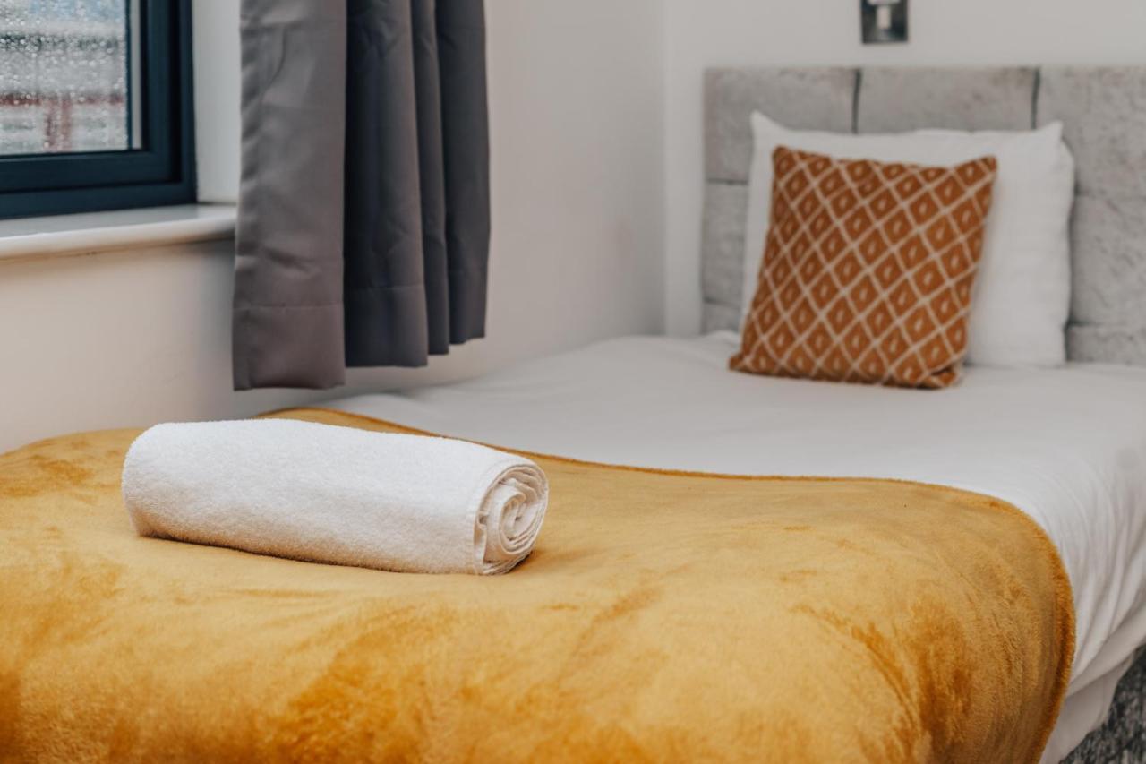 2 Bed, 4 Single Beds & Sofa Bed Contractor Friendly, Broad Street, Smart Tv, Wifi, Free Parking Apartment