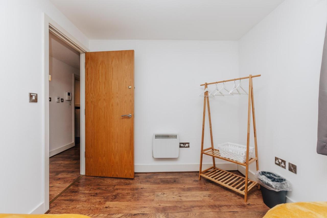 Apartment 2 Bed, 4 Single Beds & Sofa Bed Contractor Friendly, Broad Street, Smart Tv, Wifi, Free Parking Birmingham