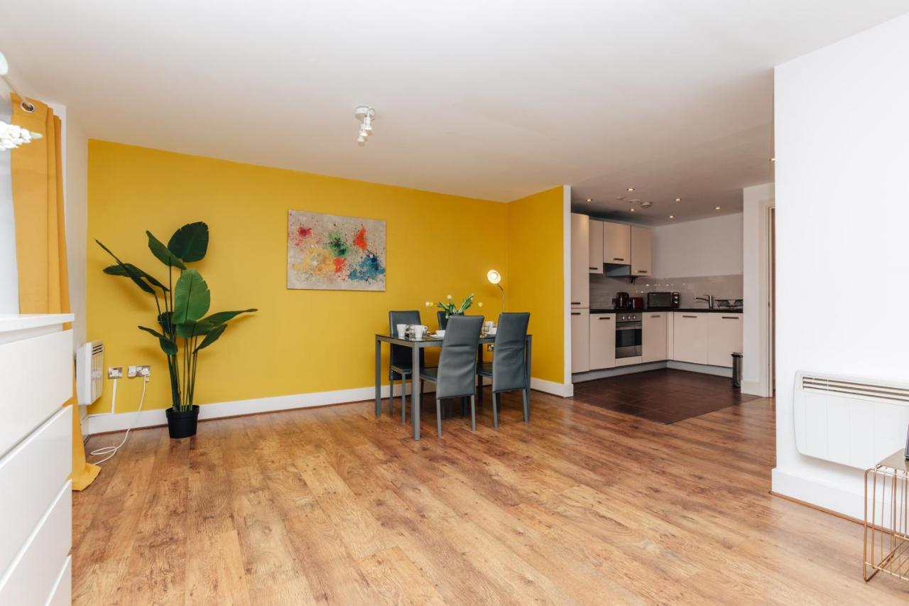 2 Bed, 4 Single Beds & Sofa Bed Contractor Friendly, Broad Street, Smart Tv, Wifi, Free Parking Apartment Birmingham